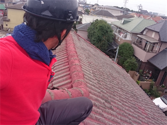 急勾配の瓦屋根