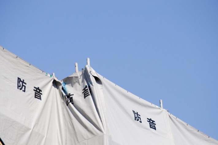 風の影響が大きそうな防音仕様のシート