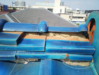 千葉市中央区亀井町で棟の葺き土が露出