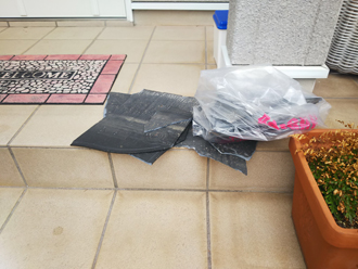 拾い集められた飛散した屋根材