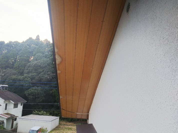 軒天の破風側の変色