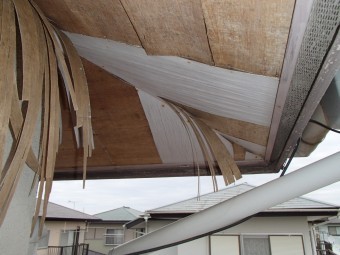 軒天の剝れ