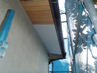 下屋根の軒天に上張り工事