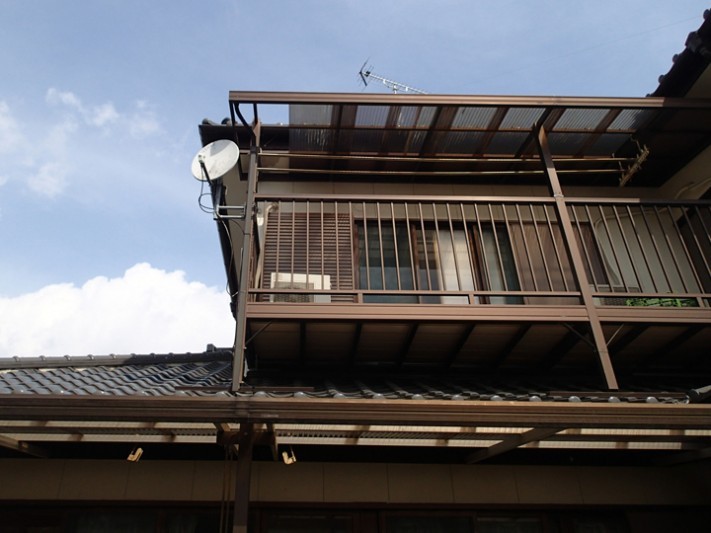 一部が飛散したベランダ屋根の波板