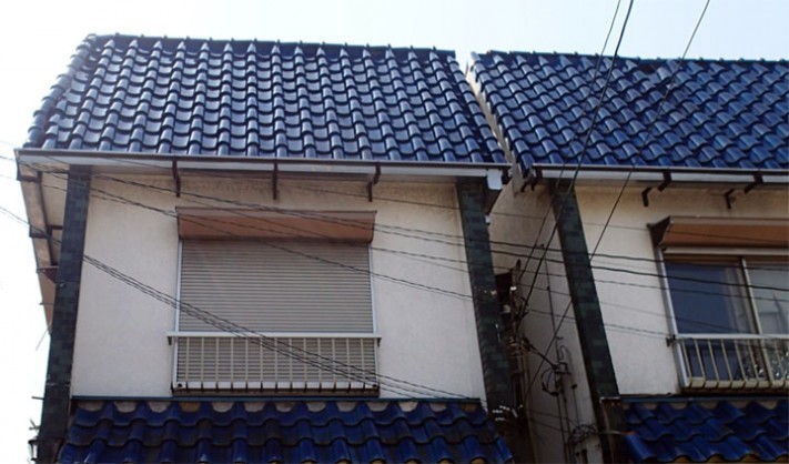 店舗に見られる急勾配の洋瓦の屋根