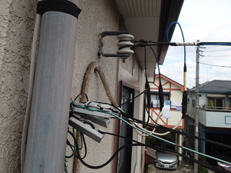壁に取り付けられたケーブル類