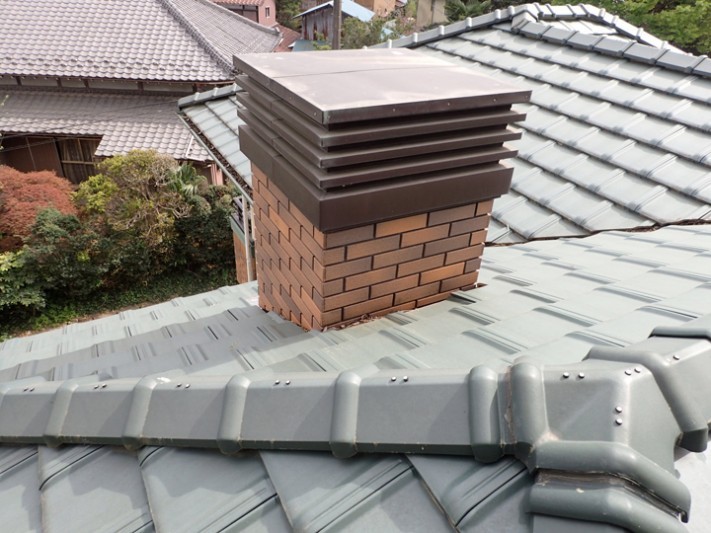 煙突のある洋瓦の屋根