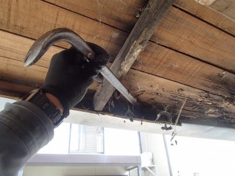 鼻隠し板の撤去作業