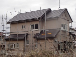 太陽熱温水器を撤去、スーパーガルテクトで屋根カバー工法を行った屋根