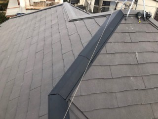 棟板金を交換したスレート屋根