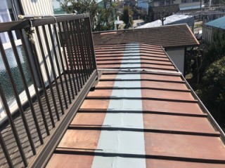 部分的にウレタン防水されたトタン屋根