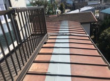 部分的にウレタン防水されたトタン屋根
