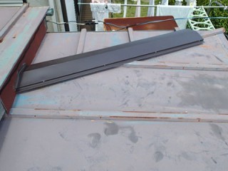 棟板金を設置した瓦棒屋根