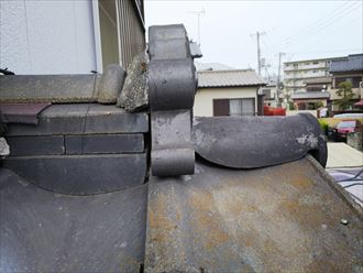 千葉市美浜区磯辺で鬼瓦廻りの漆喰が剥がれています