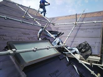 八千代市高津で屋根足場を使用した屋根カバー工事で防水紙の敷設