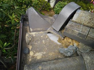 千葉市美浜区磯辺で隅棟の漆喰が剥がれ葺き土が露出しています