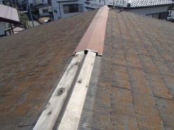 棟板金が剥がされた屋根