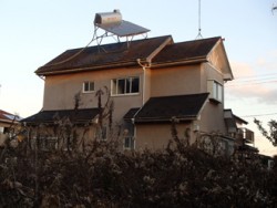 施工前の太陽熱温水器が載ったスレート屋根