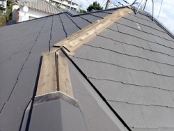 強風で棟板金が剥がされたスレート屋根