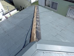 棟板金が剥がされたスレート屋根