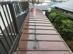 継ぎ目のあるトタン屋根