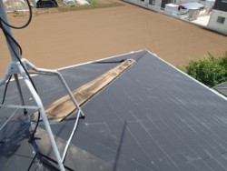 棟板金が飛散した屋根