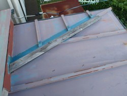 棟板金が飛散した瓦棒屋根