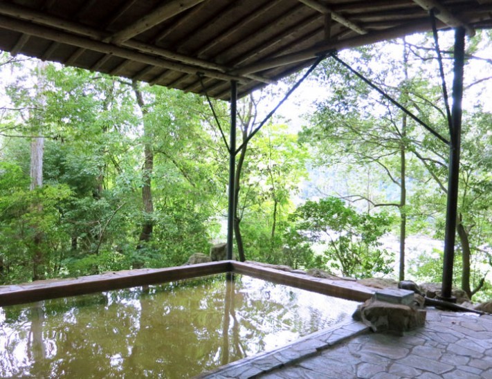 屋根つき露天風呂