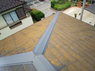習志野市藤崎で屋根塗装の劣化により化粧スレートが雨水を吸収しやすくなっています
