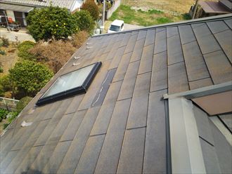 佐倉市江原で屋根材が外れ滑落し天窓で止まっており落下する危険性があります