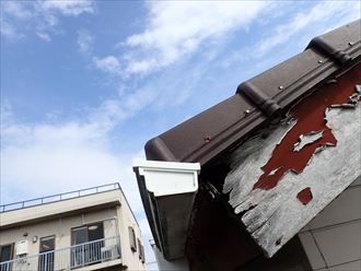 四街道市物井で行った瓦屋根の調査でケラバ瓦を固定している釘が風などの影響で浮いています