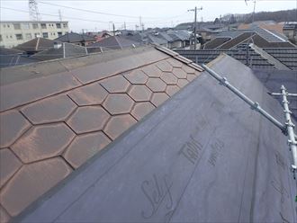 八千代市高津で防水紙を軒先から棟へと敷設していきます