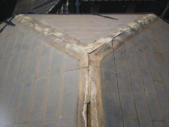 市原市五井で行っている屋根カバー工法で既存の棟板金を解体撤去