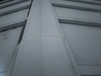 これらの棟板金を交換します