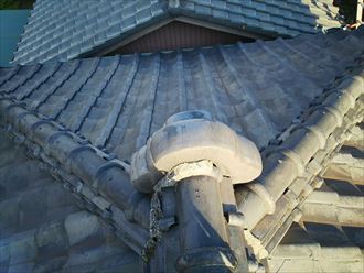 千葉市花見川区作新台で鬼瓦を固定している漆喰が剥がれています