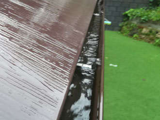 雨樋 水があふれる