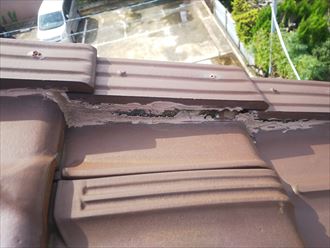 四街道市物井で行った瓦屋根の調査でケラバ瓦を固定している釘の抜けを発見
