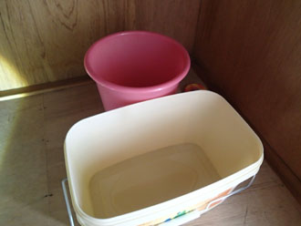 雨水を受け止めている