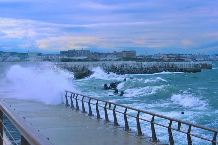 台風で大荒れの海