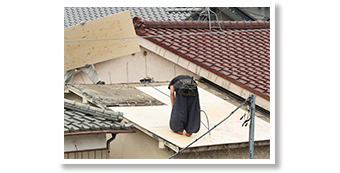 既存の野地板の上に新しい野地板を張り、下地を補強