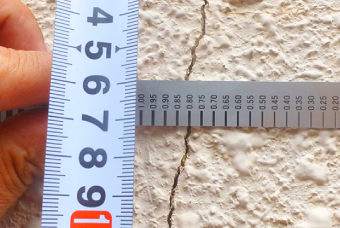 外壁などのクラックの有無やクラックの幅等もチェックします