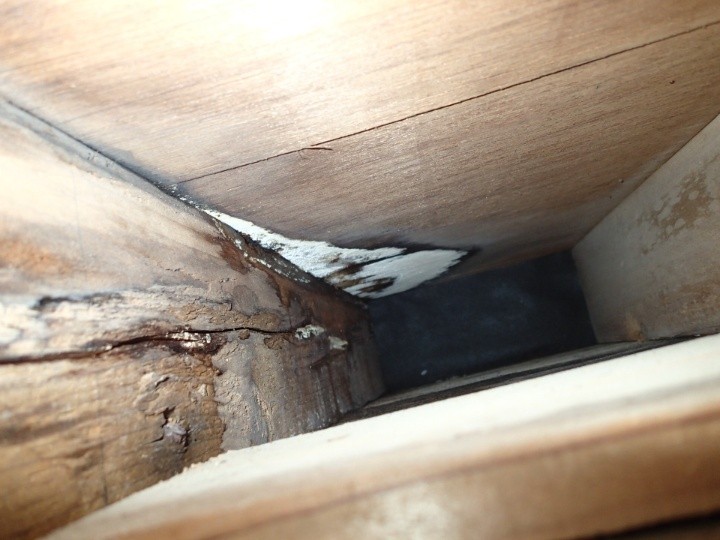 天袋内部の雨染みと木材の劣化