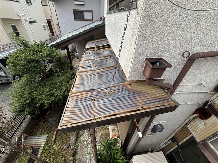 庇全体の波板劣化状況