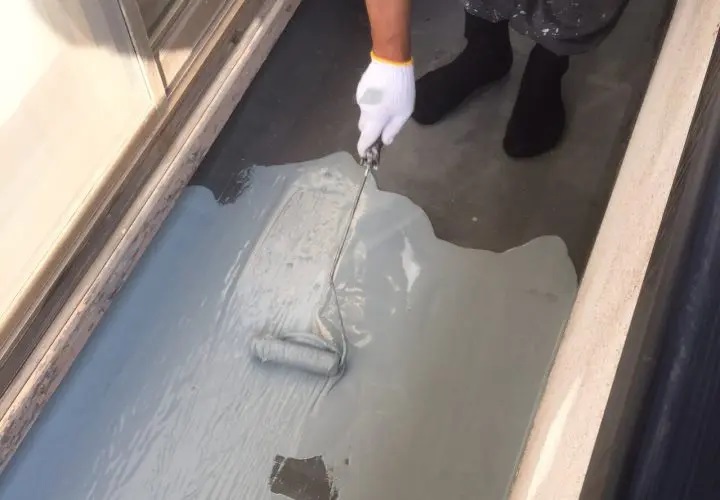 防水層を形成する様子
