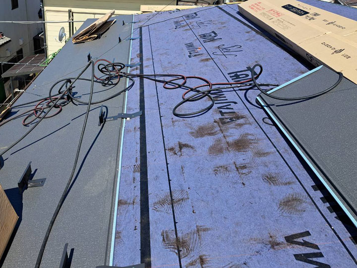 信頼できる業者の判断のもとで屋根カバー工法を行う