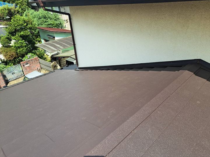 棟板金と壁際雨押え板金を納めて完了