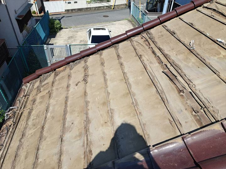 防水シートの敷設前に屋根上を清掃