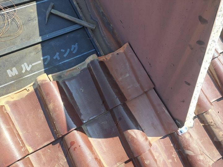 瓦の復旧作業