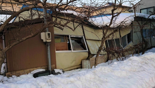 雪の重みで建物が倒壊することもあります