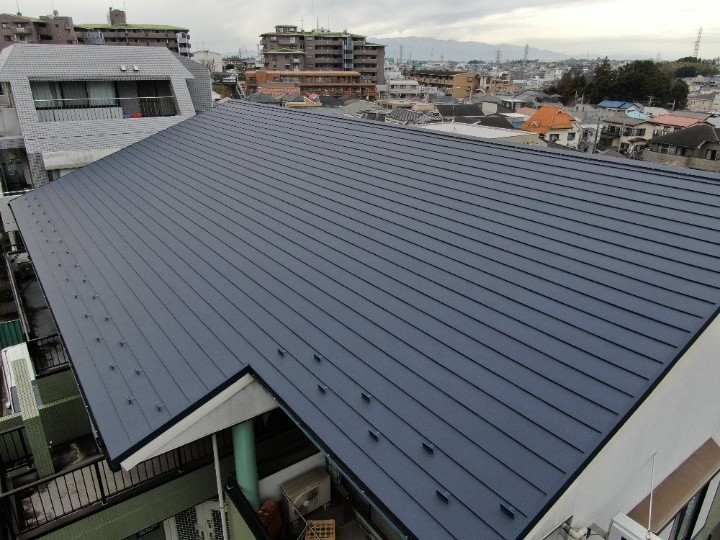 スーパーガルテクトを用いた屋根カバー工法したお住まい